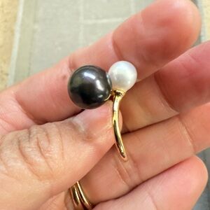 Elegant Black and White Pearl Gold Ring